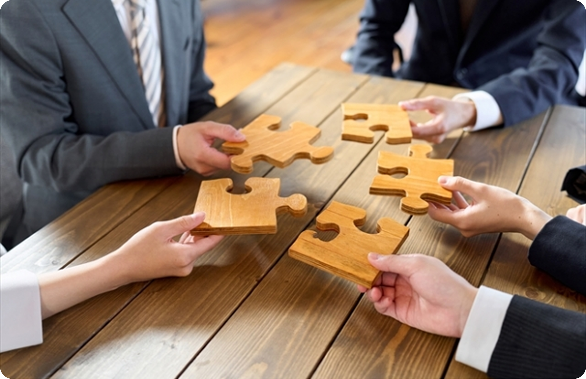 パズルを合わせている手元